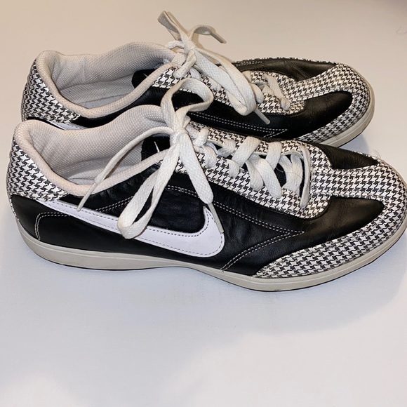 Women’s size 9 Nike “bowling shoes” - Picture 2 of 6
